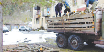 უკი­დუ­რე­სად გა­ჭირ­ვე­ბულ ოჯა­ხებ­სა და მარ­ტო­ხე­ლებს სა­შე­შე მა­სა­ლა გა­და­ე­ცათ