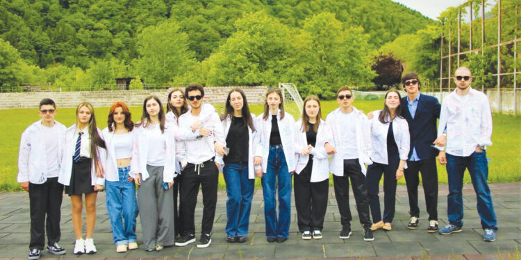 ბოლო ზარი და ლენტეხელი ახალგაზრდების განცდები