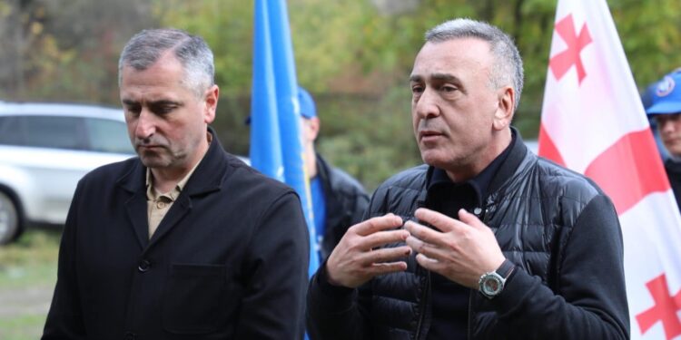 «ქართული ოცნების“ დელეგატი გოჩა ენუქიძე საარჩევნო კამპანიის ფარგლებში ონის მუნიციპალიტეტის მოსახლეობას შეხვდა (R)