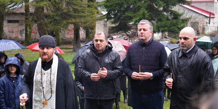 რაჭა-ლეჩხუმ, ქვემო სვანეთის ადგილობრივი ხელისუფლებისა და საზოგადოების წარმომადგენლებმა 9 აპრილის მემორიალი გვირგვინით შეამკეს