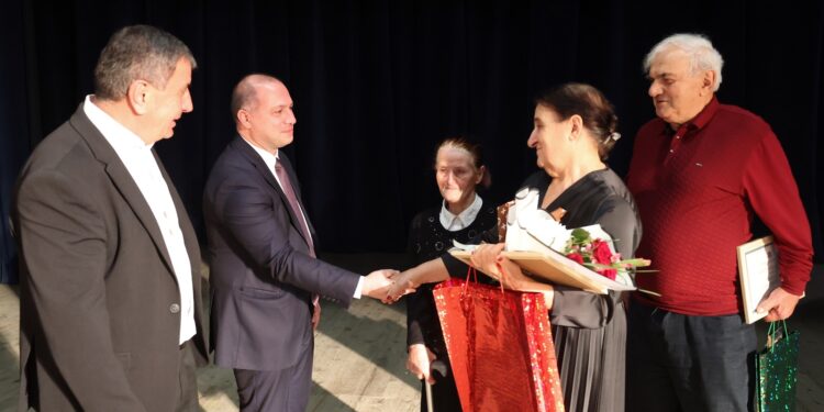 გივი მიქანაძე: „გვსურს გამოვხატოთ სითბო, გამორჩეული დამოკიდებულება და პატივისცემა ჩვენი მასწავლებლების მიმართ – რეგიონებში პედაგოგთა დაჯილდოება სწორედ ამ მიზანს ემსახურება“