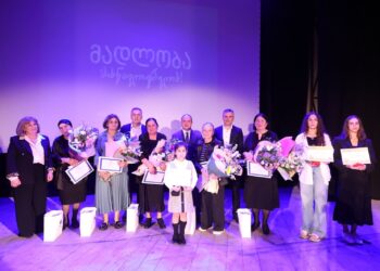 გივი მიქანაძემ რაჭაში ღვაწლმოსილი მასწავლებლები დააჯილდოვა