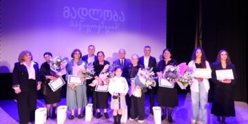 გივი მიქანაძემ რაჭაში ღვაწლმოსილი მასწავლებლები დააჯილდოვა